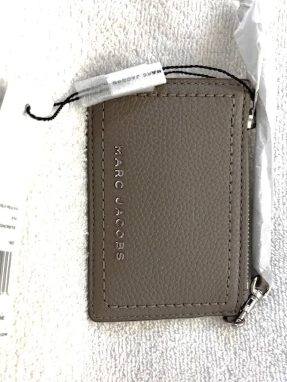 Marc Jacobs Groove pebble leather top zip wristlet card holder in Concrete gray